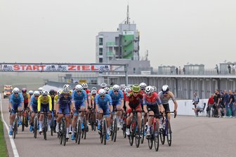 Radrennen „Rund um dem Sachsenring“: 200 Fahrer und ein Novum bei der 85. Auflage am Sonntag - Eine Woche nach der Deutschen Tourenwagenmeisterschaft gehört der Sachsenring den Radsportlern. Das Foto entstand beim Elite-Rennen 2024.