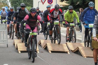Radrennen "Straßenschlacht": Schnell sein allein reicht nicht - Gleich nach dem Start ein Wellenhindernis - zum Warmwerden. Denn auf die "Straßenschlacht"-Akteure - hier die des Seniorenwettbewerbs - warten jede Menge Herausforderungen. Auch wenn damit geworben wurde, dass für die Teilnahme lediglich zwei Bremsen und zwei Räder notwendig sind: Ohne Kondition und Mut war der Parcours nicht zu schaffen. 