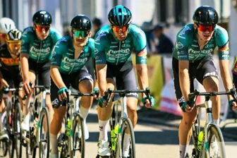 Radrennfahrer aus dem Erzgebirge trotzt starkem Wind in Bundesliga-Rennen - Pepe Albrecht (vorn) durfte sich beim Bundesliga-Radrennen in Bellheim über eine Auszeichnung freuen.