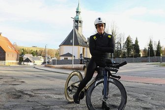 Radrennsportler: So könnte es mit den ramponierten Straßen im Erzgebirge besser laufen - Freizeit-Radrennsportler Axel Köhler ärgert sich bei seinen Touren schon seit geraumer Zeit über den schlechten Zustand der Straßen, wie hier auf derS 268 zwischen Neudorf und Crottendorf.