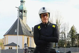 Radrennsportler: So könnte es mit den Straßen besser laufen - Axel Köhler ärgert sich über den schlechten Zustand der Straßen, wie hier auf der S 268 zwischen Neudorf und Crottendorf.