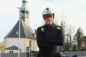 Radrennsportler: So könnte es mit den Straßen besser laufen - Axel Köhler ärgert sich über den schlechten Zustand der Straßen, wie hier auf der S 268 zwischen Neudorf und Crottendorf.