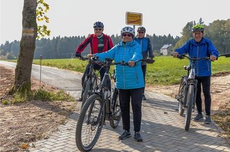 Radroute "Berge verbinden": Hier lässt sich Heimat erkunden - Radfahrer auf dem neuen Radweg zwischen Vogtland und Zwickauer, der zum Teil auf dem alten Bahndamm der früheren Schmalspurbahnlinie Wilkau-Carlsfeld verläuft. Waltraud und Rainer Tautenhahn (vorn) sowie Wolfgang Riebesam und sein Sportsfreund erkunden mehrmals pro Woche die Region auf ihren E-Bikes. 