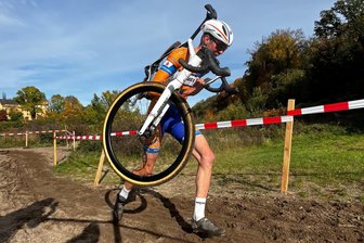 Radsport: Cross-Spezialist aus dem Erzgebirge erklimmt in Grimma das Podest - In einigen Abschnitten musste Toni Albrecht sein Rad schultern.