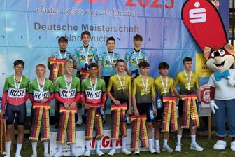 Radsport: Eichigter Ausnahmetalent führt sächsisches Team zum Deutschen Meistertitel - Gerry Horn (hinten, Dritter von links) und sein Team wurden Deutscher Meister.