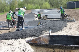 Radsport Geringswalde: Asphaltband im neuen Simötipark fertig - Die ausführende Firma rückte zum Auftragen des Asphalts mit einem sechsköpfigen Team an.