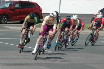 Radsport in Hainichen: Sechsergruppe macht Sieg beim Wolfram-Lindner-Gedächtnisrennen zum Schluss unter sich aus - Schon nach wenigen Runden bildeten sich am Sonntag beim Wolfram-Lindner-Gedächtnisrennen die ersten Lücken im Fahrerfeld. Die Anfangsphase war von hohem Tempo geprägt.