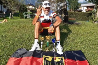 Radsport-Oldie aus Zwickau bringt vom Weltpokal sein schönstes Geschenk zum 75. Geburtstag mit - Stephan Künzel zeigt es an: Beim Radweltpokal in Österreich hat er in diesem Jahr drei Pokale abgeräumt. Voraussetzung dafür ist ein Platz unter den ersten 15.
