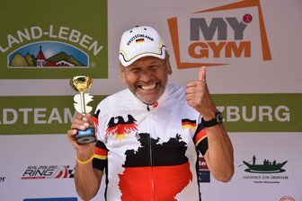 Radsport-Oldie aus Zwickau schreibt nächste verrückte Geschichte - Stephan Künzel – hier nach dem Zeitfahren – freute sich diebisch über seine beiden Pokale auf dem Salzburgring, .