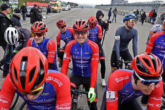 Radsport-Routinier verlässt den SV Remse: „Es hat nicht mehr gepasst“ - Beim 80. Sachsenring-Radrennen zu Ostern 2023 hatte Sebastian Vogel (Mitte) im Elite-Rennen einen starken siebten Platz belegt.