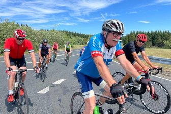 Radsport trifft Kultur: Freiberger hat Tour entlang des Purple Path geplant - Hartmut Kern (M.), hier beim Stoneman Miriquidi 2023, an dem auch Olympiasieger Olaf Ludwig teilnahm, hat zwei Touren zu Stationen des Purple Path organisiert.