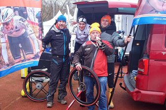 Radsport: Venusberger bei Cross-WM kaum zu bremsen - Mit großen Fahnen und Fanfaren wurde Pepe Albrecht (Mitte) bei der WM von Familienangehörigen, Vereinskollegen und RSV-Fans unterstützt.