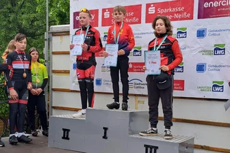 Radsport: Zwickauer fehlen nach 30 Kilometer ganze zehn Zentimeter zum Sieg - Levi Matteo Schreiber und Edgar Hilber sorgten mit Rang 2 und 3 bei der Landesmeisterschaft in der U 13 gleich für zwei Podestplätze des ESV Lok Zwickau.