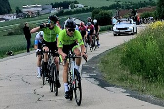 Radsport: Zwillingsbrüder aus dem Erzgebirge schnuppern an Sensation - An diesem Anstieg fährt Oscar Beyer an zweiter Position, dicht gefolgt von Bruder Alwin.