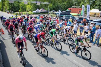 Radsportfieber in Halsbrücke: 215 Aktive bei der Neuauflage des Rennens "Rund um die Hohe Esse" - Zum Abschluss ging es noch einmal heiß her. Hier fiel soeben bei herrlichem Radsportwetter der Startschuss im Hauptrennen der Klassen Elite-Amateure, Amateure und Junioren U19. 