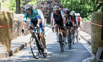 Radsportfieber wird neu entfacht - Ein Höhepunkt auf der anspruchsvollen Rennstrecke: Hier passiert die Spitzengruppe die Altväterbrücke. Das Wahrzeichen wurde im 17. Jahrhundert als Wasserwirtschaftsanlage für den Bergbau errichtet. 