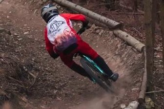 Radsportler dürfen Trail noch nicht nutzen - Unter anderem wurden mit Baumstämmen solche Anliegerkurven auf dem Trail angelegt.