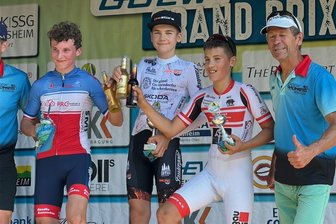 Radsportler Gerry Horn kann auch Cyclocross - Gerry Horn (Mitte) nach seinem Triumph im hessischen Bensheim.