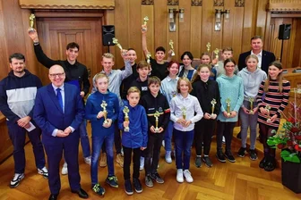 Radsportler im Rathaus - Das Chemnitzer Stadtoberhaupt Sven Schulze (2. von links) hat am Donnerstag im Rathaus 17 Radsportlerinnen und Radsportler begrüßt.