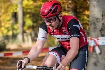 Radsportler peilt Start bei der WM der Senioren an - Voller Fokus: Toni Bretschneider beim Rennen in Radibor. 