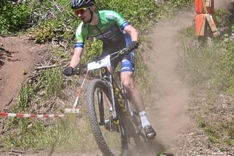 Radsportler wirbeln in Werdau viel Staub auf - Auch für Lukas Schuster vom SV Sachsen 90 Werdau wurde der Wettkampf am Samstag streckenweise zu einer sehr staubigen Angelegenheit. In der Lizenzklasse belegte Schuster den achten Platz. 