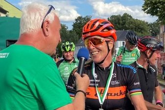 Radsportlerin Hanka Kupfernagel siegt bei Jahn-Radkriterium in Niederfrohna - Hanka Kupfernagel und ihr Sohn Kiano beim Siegerinterview. 