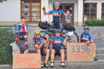 Radsportteam feiert seine Ultra-Heldin - Die Auerbacherin Bea Frank (auf dem Foto hinten) hat es bis ins Vogtland geschafft. Am Samstag startete sie ihre Fahrradreise beim Northcape4000.