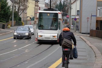 Radstreifen-Streit in Zwickau: Räte wollen doch nicht vor Gericht ziehen - Über die provisorischen Fahrradstreifen auf der Marienthaler Straße wird weiter diskutiert.