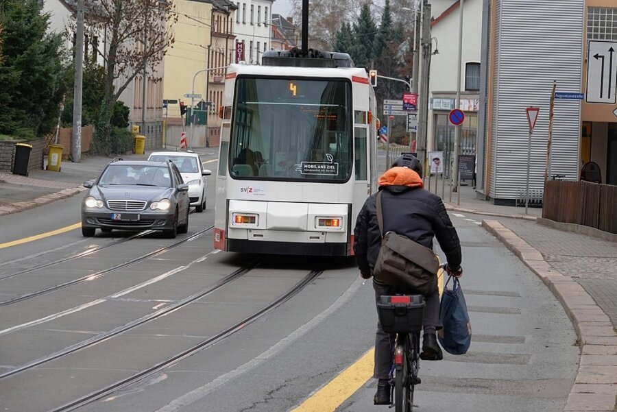 Radstreifen-Streit in Zwickau: Räte wollen doch nicht vor Gericht ziehen - Über die provisorischen Fahrradstreifen auf der Marienthaler Straße wird weiter diskutiert. 
