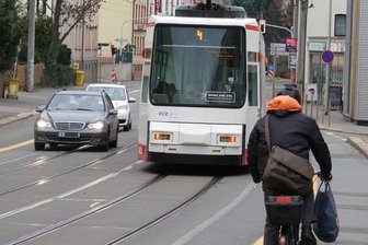 Radstreifen-Streit: Räte wollen doch nicht vor Gericht ziehen - Über die provisorischen Fahrradstreifen auf der Marienthaler Straße wird weiter diskutiert. 