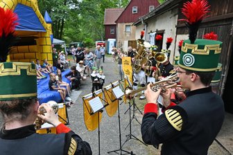 Radstube Oberschöna vereint Bergbauenthusiasten seit fünf Jahrzehnten - Musikanten des Bergmusikkorps Saxonia Freiberg eröffneten die Feierstunde zur Eröffnung des Tages der Schauanlagen in Oberschöna.