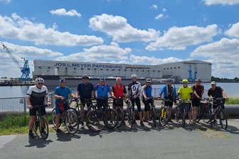 Radtour für Fortgeschrittene: Wie Aues Oberliga-Oldies Ostfriesland unsicher machen - Elf Freunde auf großer Radtour durch Ostfriesland, hier vor der Meyer-Werft in Papenburg: Jochen Rentzsch, Bernd Schreiter, Joachim Steinbach, Herbert Müller, Thomas Richter, Michael Jecke, Wolfgang Freick, Hans Weidensdörfer, Helmut Zierold, Albrecht Fleck und Georg Rothenburger (von links).