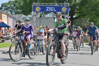 Radtour im Erzgebirge führt durchs Zwönitztal: „Fast zu warm“ - Bei der Zwönitztal-Radtour wurden 601 Teilnehmer gezählt – hier der Start zur Familienstrecke.