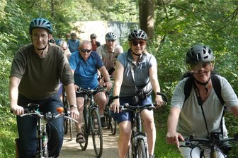 Radtour mit der OB: Wo Zwickau bei Bauprojekten künftig auch an Radfahrer denkt - Zweieinhalb Stunden, fast ein Dutzdend Zwischenstopps - wer sich Zeit für die Einwohnerversammlung auf Rädern nimmt, erfährt allerhand über das aktuelle Baugeschehen in Zwickau und die Pläne der Stadtverwaltung. Mittendrin: OB Constance Arndt (2.v.r).
