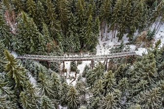 Radtourismus rettet Fuchsbrunnbrücke - 64 Meter lang, 16,74 Meter hoch: Die Fuchsbrunnbrücke liegt mitten Wald. Zur Zeit ist sie gesperrt. In einigen Jahren sollen Radler und Wanderer sie wieder benutzen können. Der Bau der Brücke kostete vor 121 Jahren 77.076 Mark, für die Sanierung werden jetzt 2,2 Millionen Euro veranschlagt. 