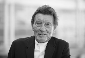 Helmut Jahn, berühmter Architekt von Bauwerken wie dem Sony Center in Berlin und dem Messeturm in Frankfurt, ist tot. Er starb am Samstag bei einem Fahrradunfall in Campton Hills, einem Vorort im Westen von Chicago im US-Bundesstaat Illinois.