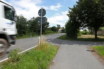 Radweg an der B 180 - Vorplanung soll noch 2021 stehen - Weil der Radweg am Ortsausgang Gersdorf abrupt endet, müssen die Radfahrer Richtung Lugau auf die Bundesstraße wechseln.