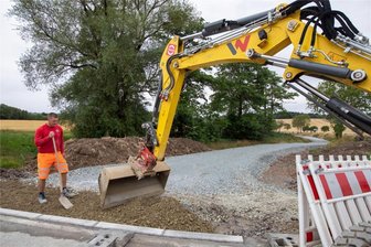 Radweg an der Talsperre Pöhl: Wie geht der Ausbau weiter? - Kurz vor dem Ortseingang Neudörfel schreiten die Arbeiten am Radweg weiter voran. Im Oktober soll alles fertig sein. Im Bild zu sehen ist Kevin Ebersbach von der Firma Streicher.