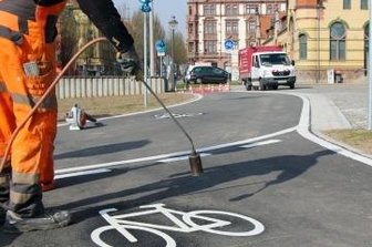 Radweg an der "Zenti" ist nach zehn Monaten fertig - An der ehemaligen Zentralhaltestelle in Zwickau ist ein Radweg entstanden.