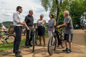 Radweg auf Bahndamm:So rücken Steinberg und Crinitzberg zusammen - Begegnung auf Höhe 565 am neuen Radweg: Heike und Andreas Seyfert aus Rothenkirchen (beide mit Fahrrad) im Gespräch mit den Bürgermeistern von Steinberg, Crinitzberg und Kirchberg: Andreas Gruner, Steffen Pachan und Dorothee Obst..