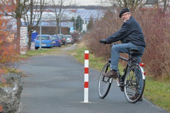 Radweg bei Großschirma: Wie weit ist das Projekt gediehen? - Hans-Joachim Seeber, hier ein Archivbild, am Radweg-Ende am Gewerbegebiet Großschirma in Richtung Großvoigtsberg.