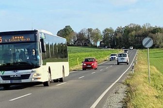 Radweg entlang der B 180: Nun steht zumindest die Straßenseite fest - Sicher ist es auf der B 180 zwischen Lugau und Gersdorf für Radfahrer nirgends - in diesem Teil vor Gersdorf aber ist sogar Tempo 100 erlaubt. Rechts der Straße, so die aktuelle Entscheidung, soll nun ein Radweg geplant werden.