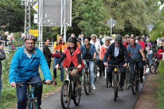 Radweg: Freie Fahrt von Waldheim bis Arras - Den neuen Streckenabschnitt testeten viele Radler, allen voran Verkehrsminister Martin Dulig (l).