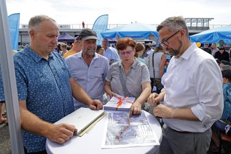 Radweg: Gemeinde Erlau wehrt sich gegen Pläne des Freistaates - Verkehrsminister Martin Dulig (r.) lässt sich von Berit Wittke das Anliegen des Heimatvereins erklären. Mit dabei: Markus Ahnert (l.) sowie Karsten Mühlmann vom Lasuv.