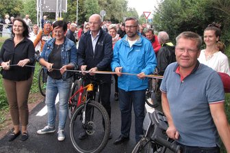 Radweg: Geringswalde zwischen Jubel und Verdruss - Saskia Tietje, Sandra Fischer, Lothar Beier und Martin Dulig (v. l.) vor dem Banddurchschnitt. Jens Weinert (r.) wartet darauf, dass es endlich auf Strecke geht.