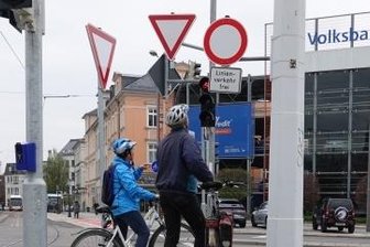 Radweg-Kreuzung: Ein kurzes Vergnügen - Aus dem Schilderwald wird man noch nicht ganz schlau.