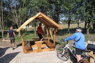 Radweg Rochlitz-Waldheim: Freiwillige bauen Rastplatz - Hier noch im Aufbau, ist das Areal am Rastplatz "Bahnwärterhäuschen" jetzt fertig.