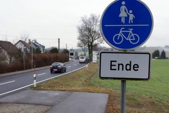 Radweg stellt wichtiges Projekt im Haushalt dar - Noch endet der aus Richtung Gornau kommende Radweg kurz hinter dem Weißbacher Ortseingangsschild - bald soll er weiter führen. 
