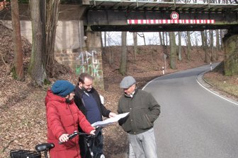 Radweg Zschopau–Mulde: Dritter Bauabschnitt beginnt - Bei Arras (im Hintergrund die Bahnbrücke) beginnt im März der Radwegbau.