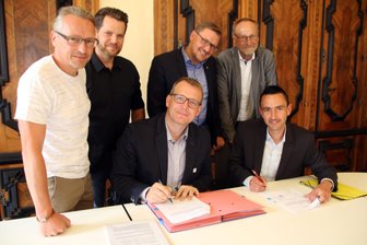 Radweg zwischen Freiberg und Hilbersdorf kommt - Heiko Dreyer, André Melzer, Oberbürgermeister Sven Krüger, Steve Ittershagen, Baubürgermeister Holger Reuter und René Straßberger, Bürgermeister von Bobritzsch-Hilbersdorf (v.l.), bei der Vertragsunterzeichnung im Freiberger Rathaus.